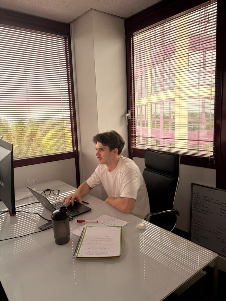 Matthieu au bureau SOVIENER, à son poste de travail